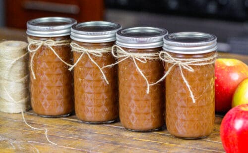 速溶苹果酱倒进高罐子里然后冷冻的画面