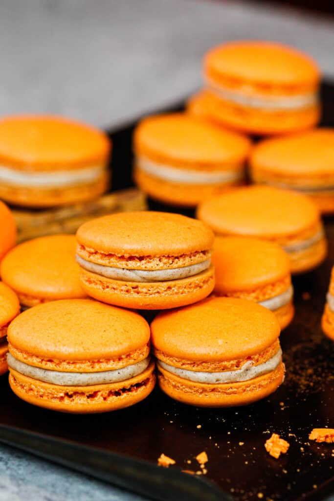 南瓜macarons的图象在烘烤盘子的