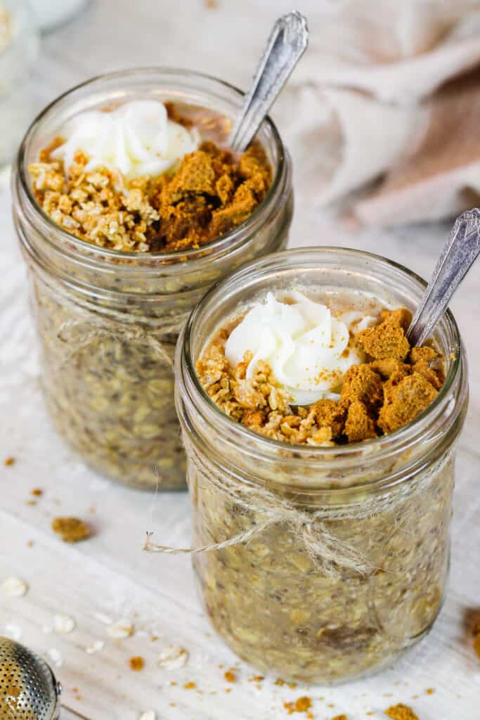 饼干黄油饼干隔夜燕麦在可爱的玻璃瓶