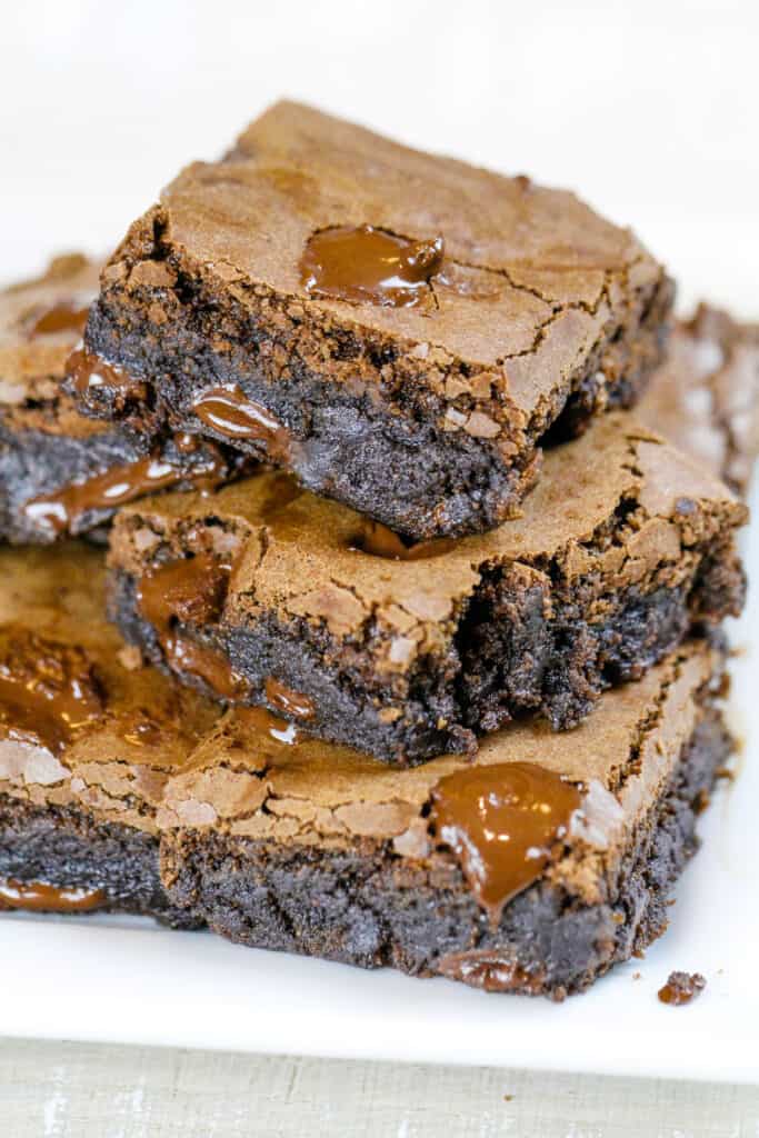 在板材堆积的乳制品自由莓果的图象