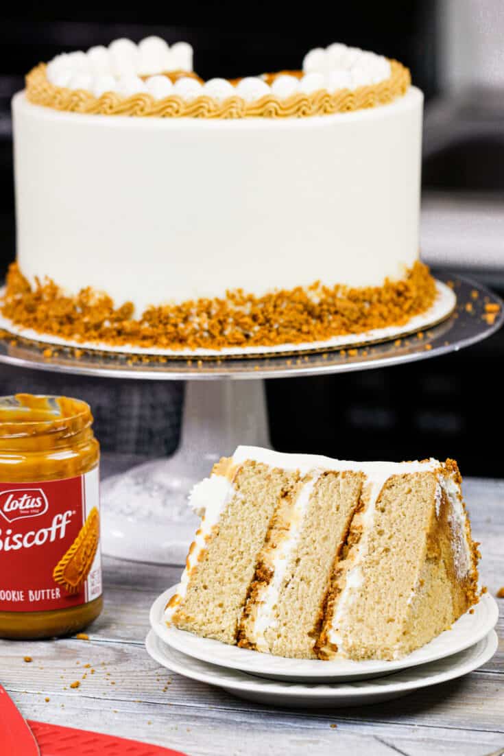 一个biscoff饼干奶油蛋糕的图像与biscoff制成结霜和红糖香料蛋糕层