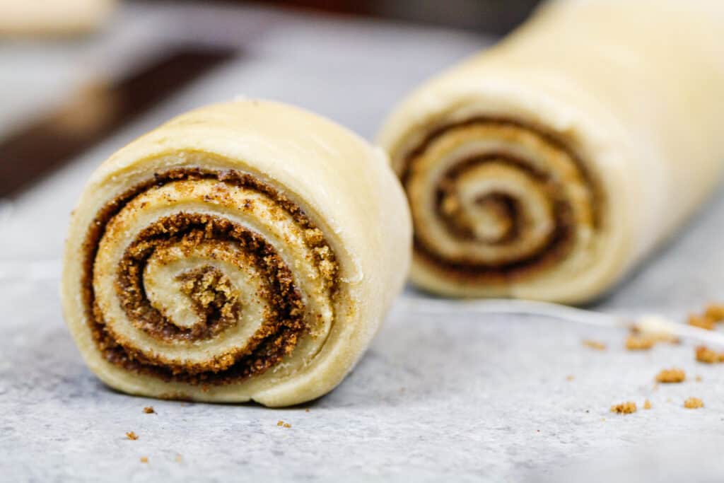 用牙线切割切片的肉桂卷的图像