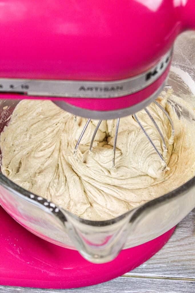 在厨房用品做的biscoff杯形蛋糕面团的图象