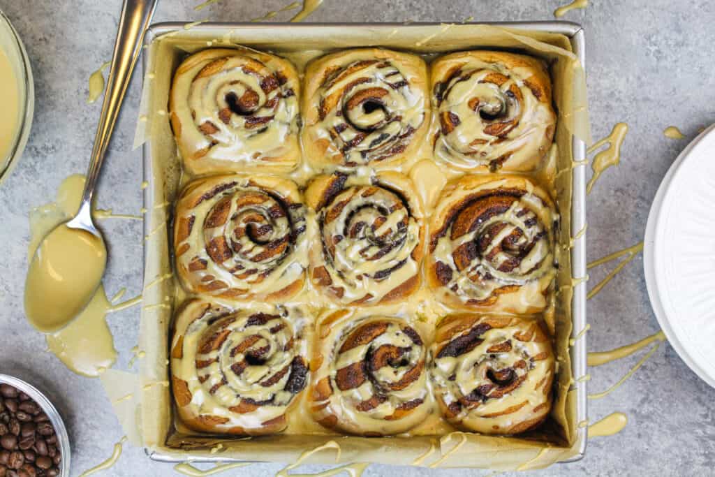 咖啡的形象肉桂卷上釉和准备