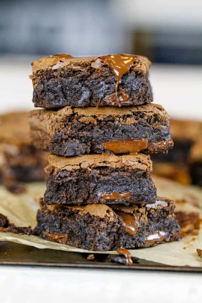 不含乳制品的布朗尼蛋糕被切好并堆叠在一起