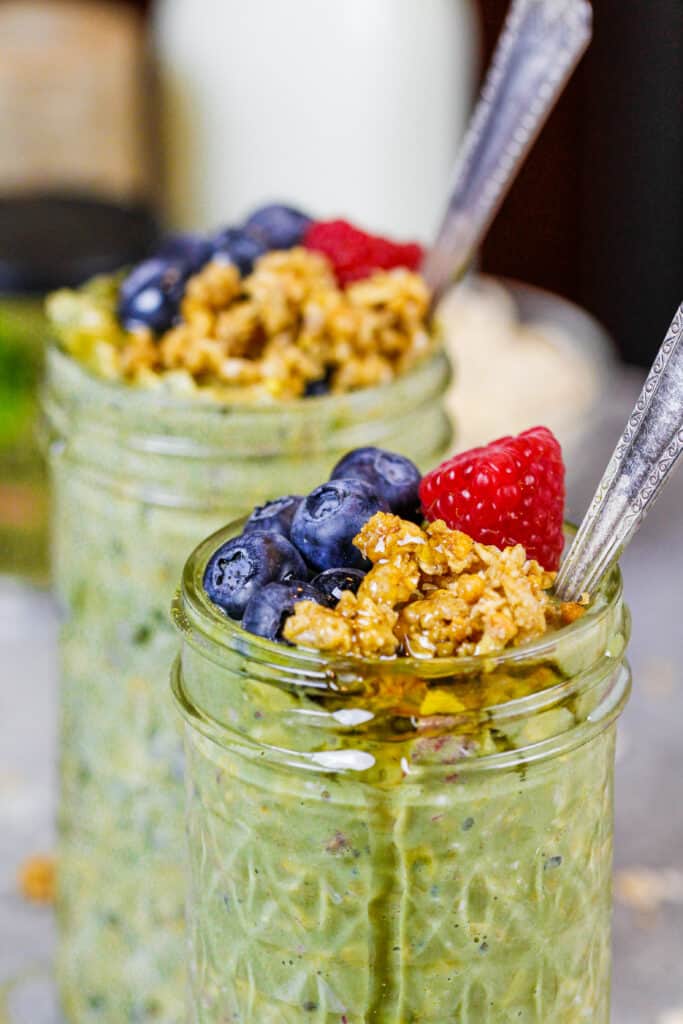 的形象抹茶燕麦燕麦粥、蜂蜜和新鲜的浆果