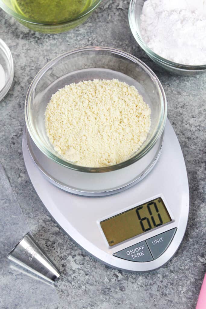 超细杏仁粉的图像被打压了一个小厨房秤，使马卡