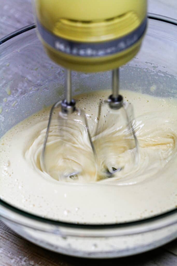 想象一下，鸡蛋和糖被搅拌在一起，做成顶部有褶皱的布朗尼饼干