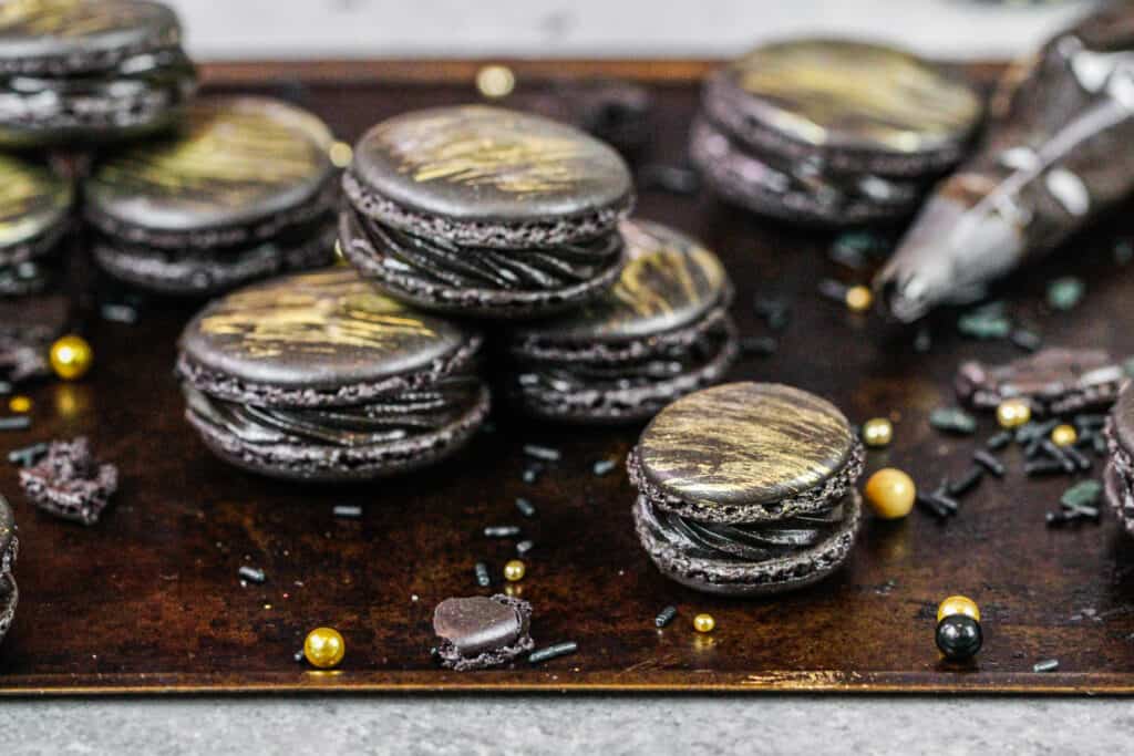 法国黑色马卡龙的形象已经充满了黑色磨砂及磨砂与食用金漆漂亮的金连胜