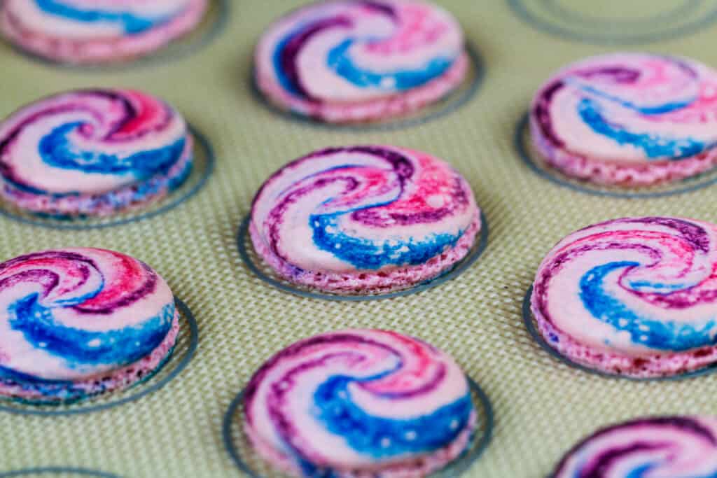 烘烤棉花糖色的macaron壳的图象