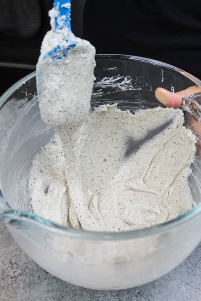 奥利奥马卡龙面糊的图像，它被完美地混合有厚的熔岩或丝带一样的一致性