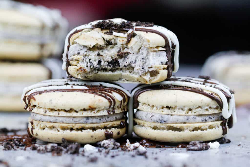 用一只咬住的矿石的奥利奥麦克饼的图像显示其嚼中心