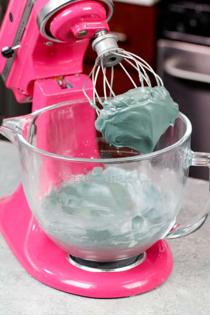 法国酥皮的形象，一直混有一些黑色的胶状食品着色