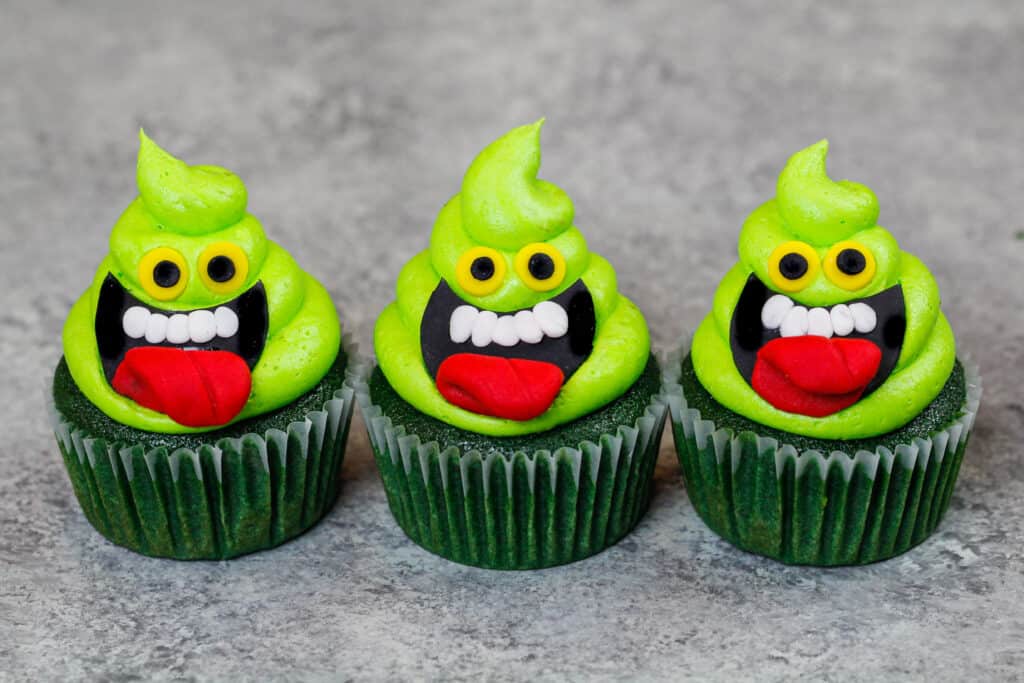 柜台上的Slimer纸杯蛋糕的图像