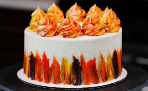 一个美丽的面筋免费香料蛋糕的图象装饰着明亮的秋天启发的糖霜