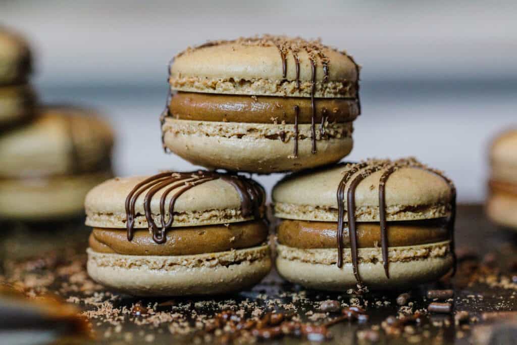 3堆法国巧克力马卡龙的形象装饰着美丽的小雨融化的巧克力