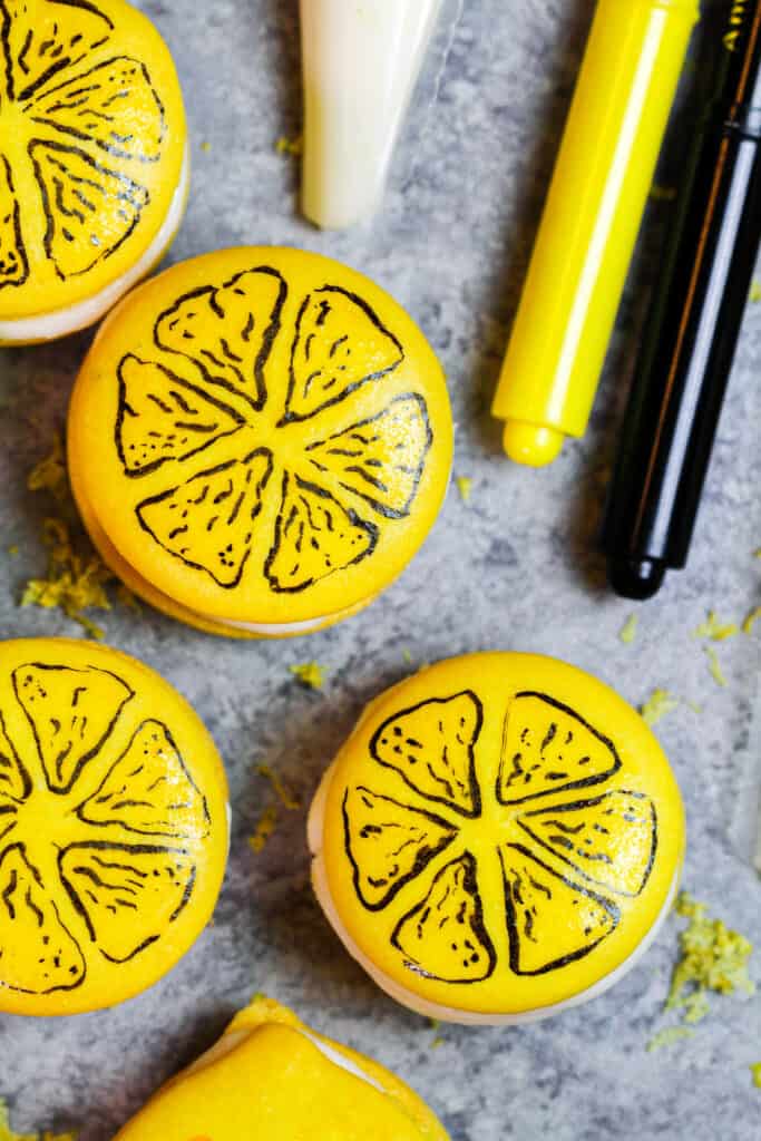 超级可爱的柠檬马卡龙被装饰成柠檬片的样子