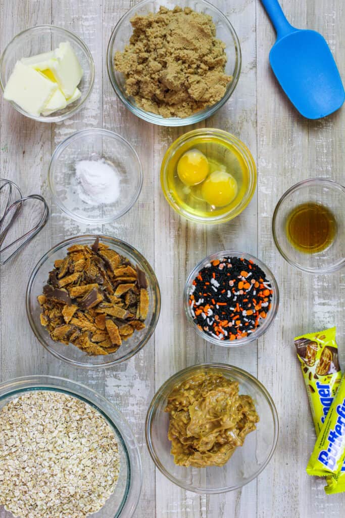 布置成分的图像与快速燕麦和块花生酱制作怪物曲奇饼