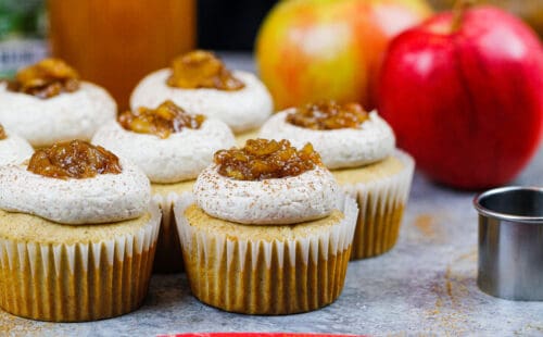 苹果汁杯形蛋糕的图象冠上用苹果饼填装和桂香粉尘