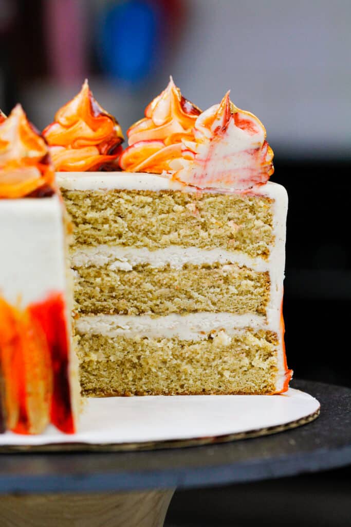 图像分层的香料的蛋糕切成蓬松,温柔的质感的蛋糕层