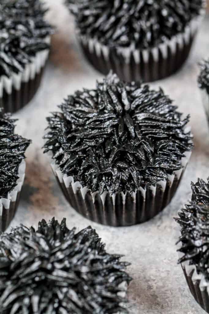 用草尖制作烟灰雪碧纸杯蛋糕用黑色糖霜的杯子蛋糕的图像