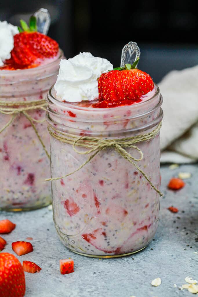 草莓燕麦隔夜装在可爱的玻璃瓶里