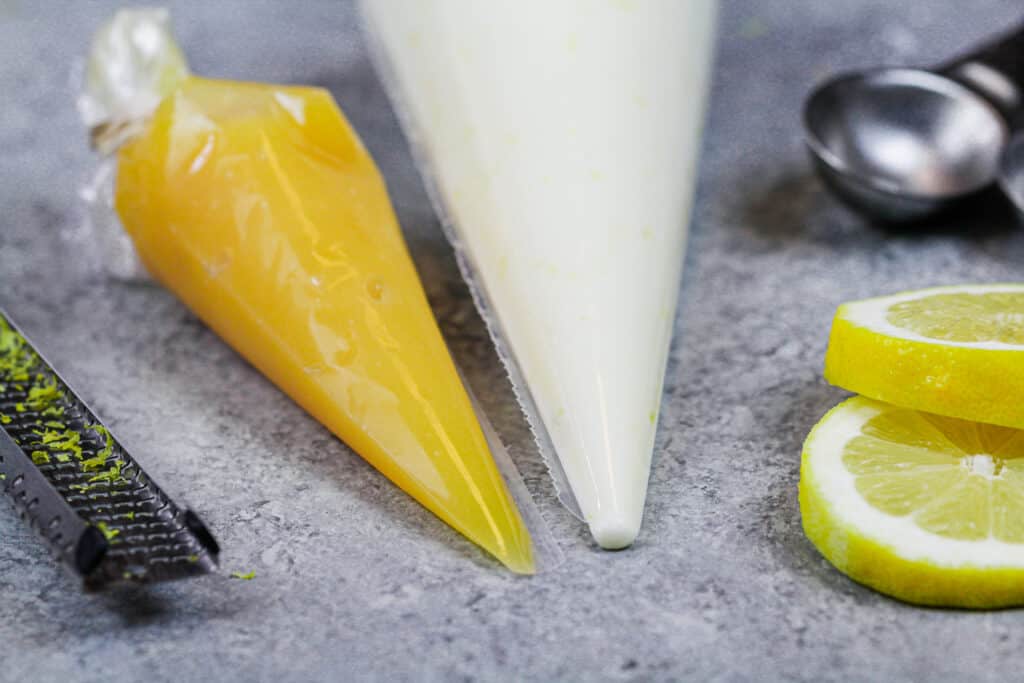 柠檬凝乳和新鲜的柠檬奶油放在挤花袋中，准备填满柠檬马卡龙