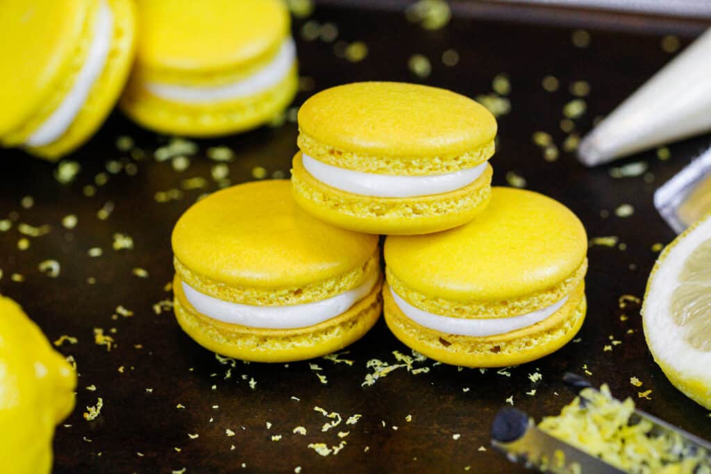 法式柠檬马卡龙里塞满了柠檬凝乳和新鲜柠檬奶油糖霜