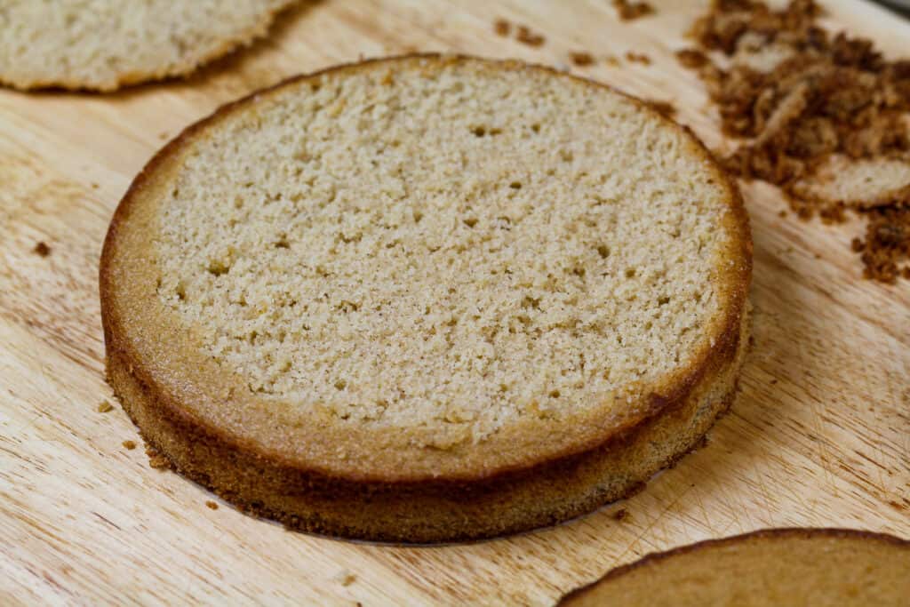 香料蛋糕层已经被夷为平地的形象使它容易堆栈和做一个分层的香料蛋糕