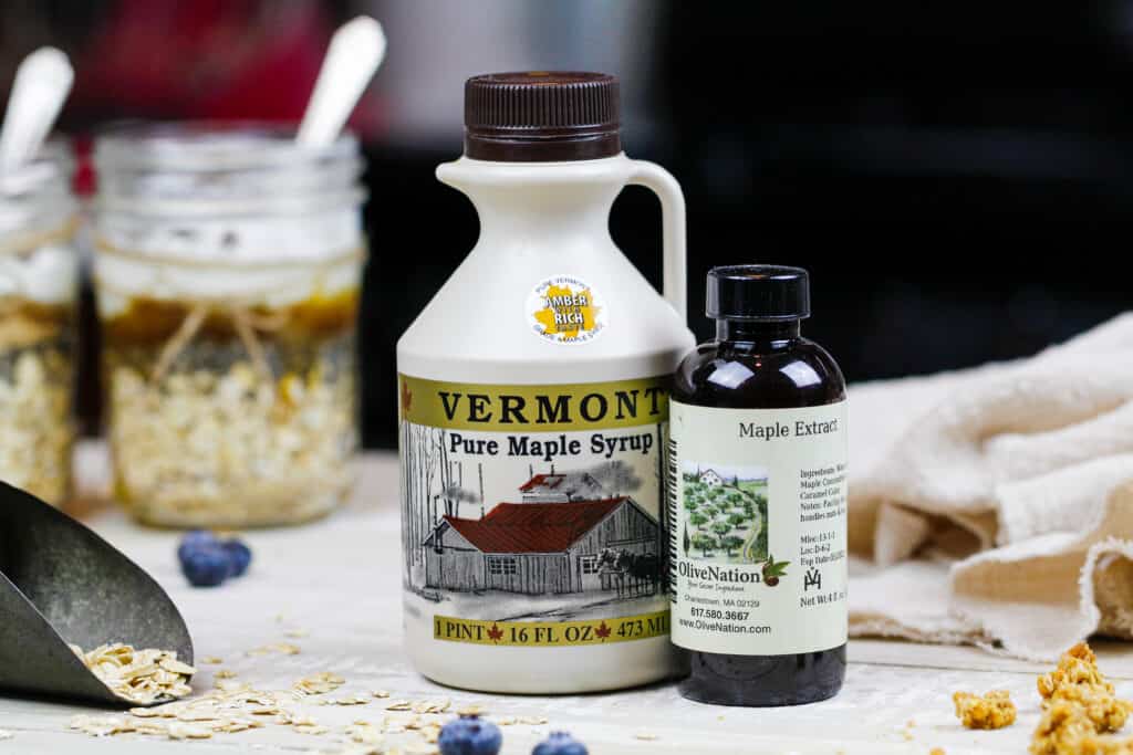 槭树糖浆的图象从佛蒙特和枫树提取物的。