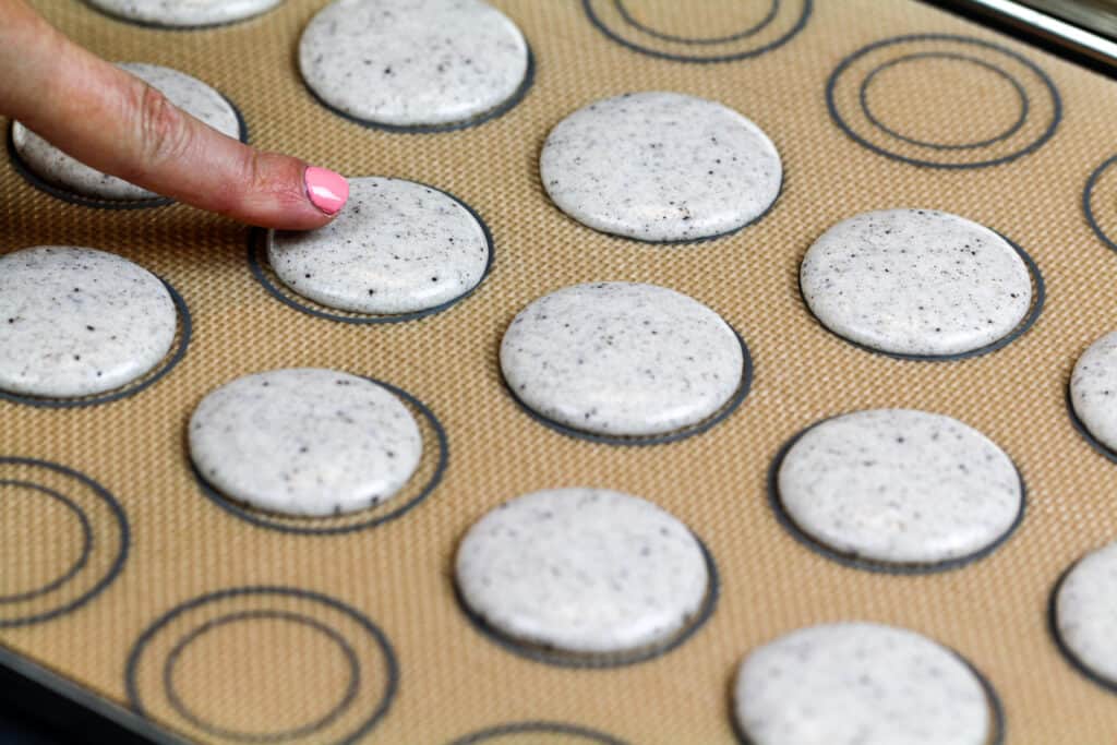 在淤泥垫上的macaron壳的图象被剥去并且在被烘烤之前形成皮肤