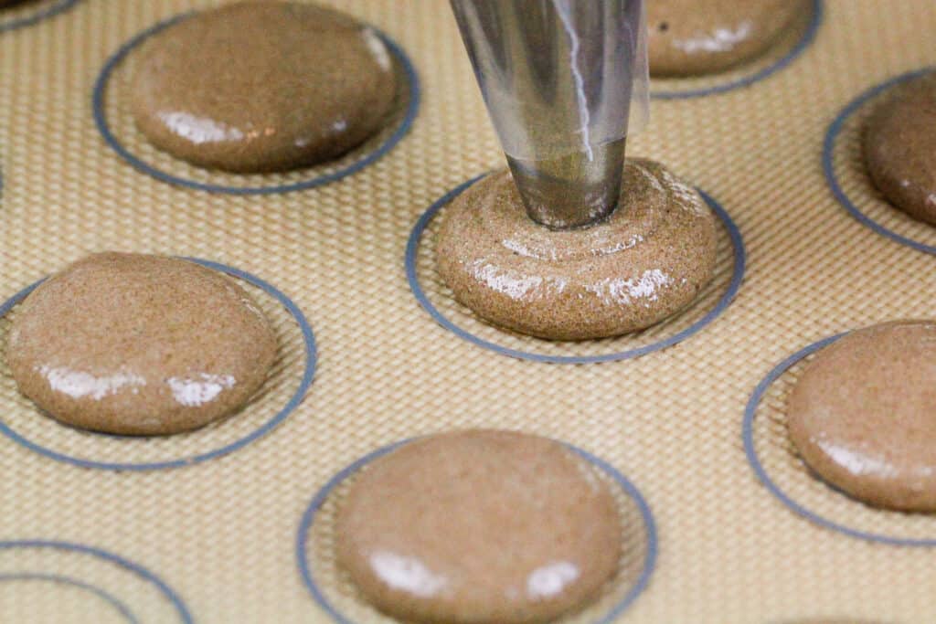 巧克力马卡龙的形象被输送到silpat硅胶垫