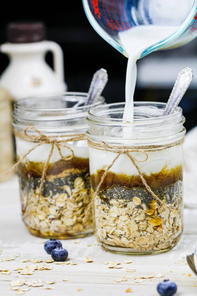 成份的图象在泥工罐中制作槭树隔夜燕麦