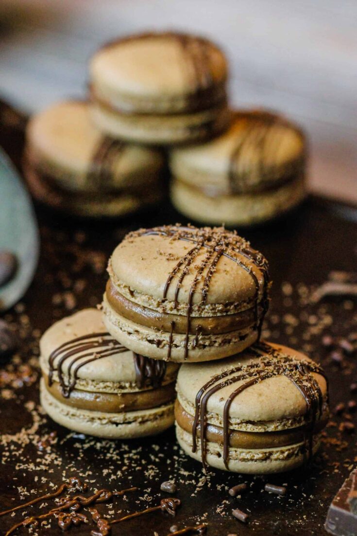 法国巧克力马卡龙的形象装饰着美丽的小雨融化的巧克力