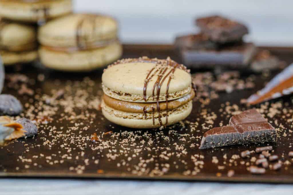 法国巧克力马卡龙的形象装饰着美丽的小雨融化的巧克力