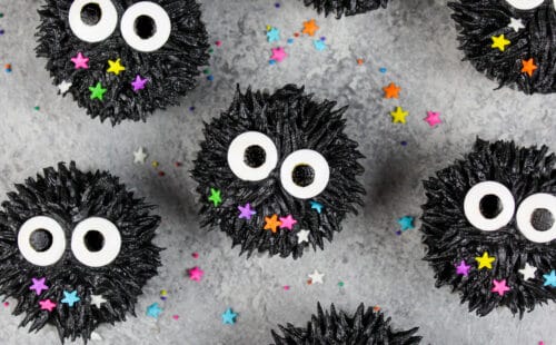 从精神雪橇杯形蛋糕的图象从闪闪发光的远离和totoro