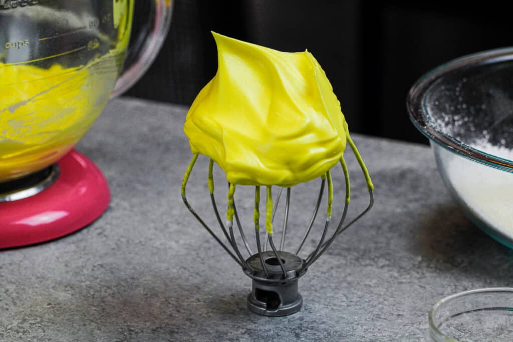 法国蛋白甜饼的图象扫的扫的与凝胶食物着色的黄色