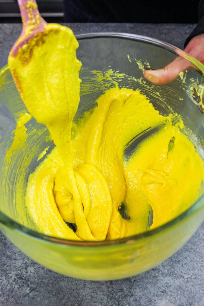 黄色马卡龙面糊的形象完美地混合起来熔岩等一致性