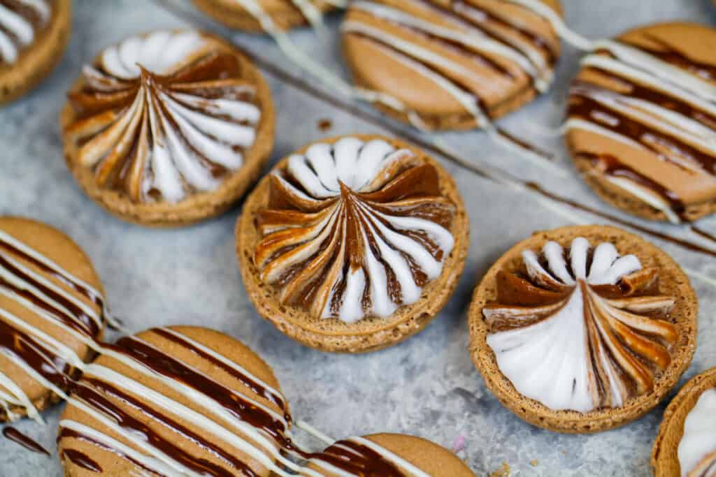 热可可马卡龙的形象充满了棉花糖和热可可奶油乳酪