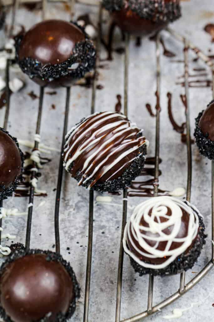 热巧克力炸弹的图象用俏丽的洒和白色巧克力装饰