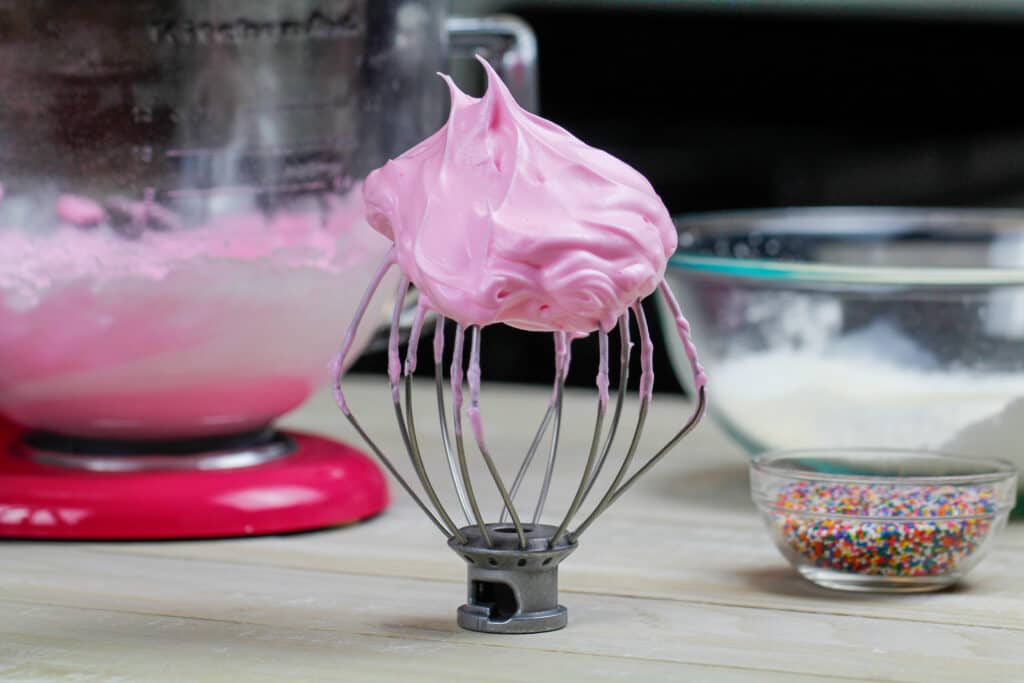 这是用粉色食品着色剂涂上的法国蛋白糖霜