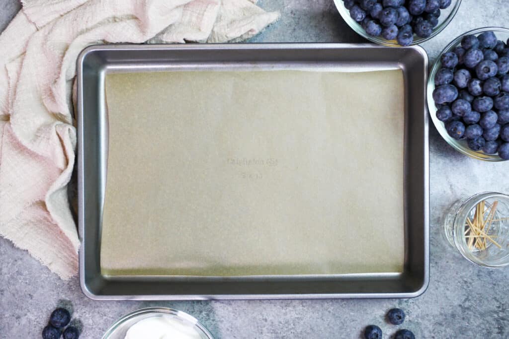 图像的烤盘准备酸奶蓝莓