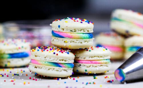 在板材堆积的彩虹macarons的图象