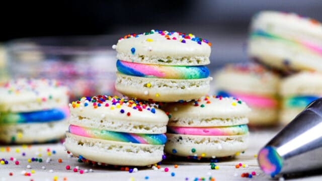 彩虹马卡龙堆叠在盘子上的图像