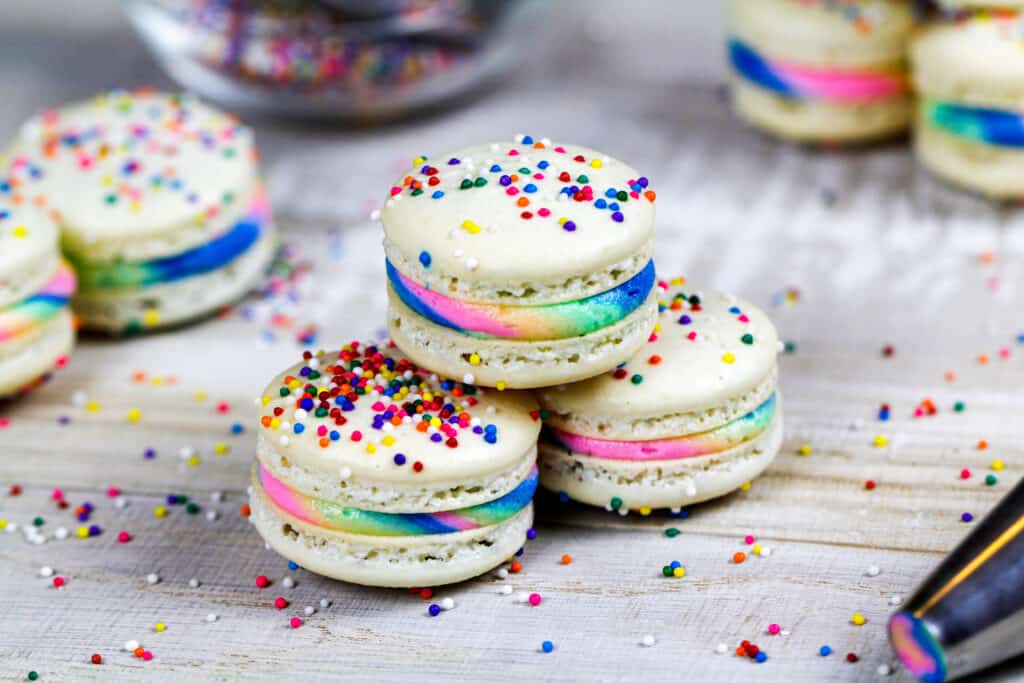 堆积在彼此顶部的三个彩虹的图象炫耀他们撒上顶部和彩虹蝴蝶