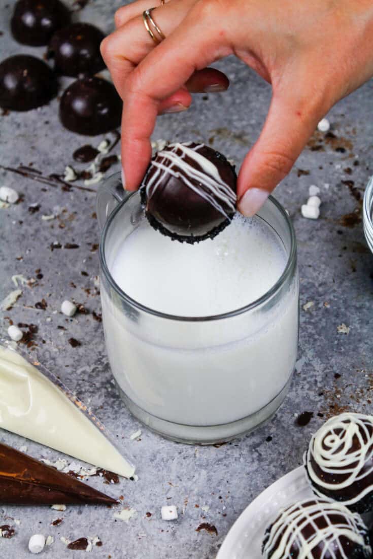 被删去的热的可可炸弹的图象在一个杯子温暖的牛奶