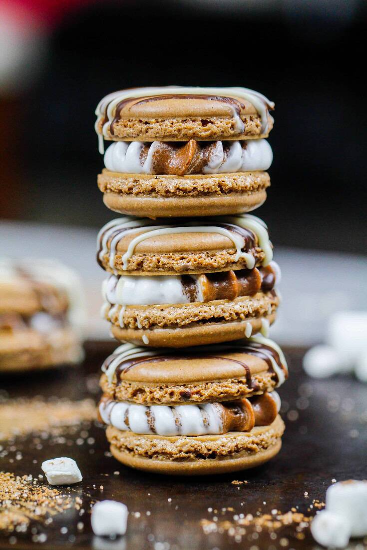 热可可马卡龙的形象充满了巧克力和棉花糖奶油乳酪