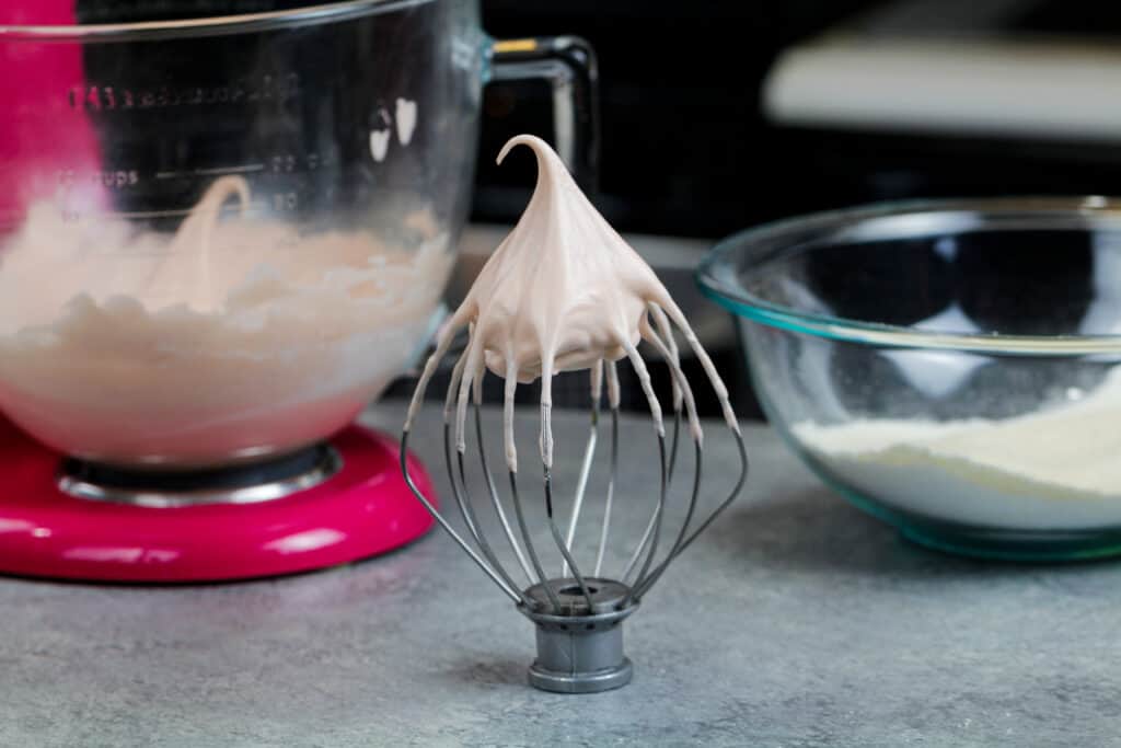 使用凝胶食品着色剂的浅棕色法国蛋白酥图像