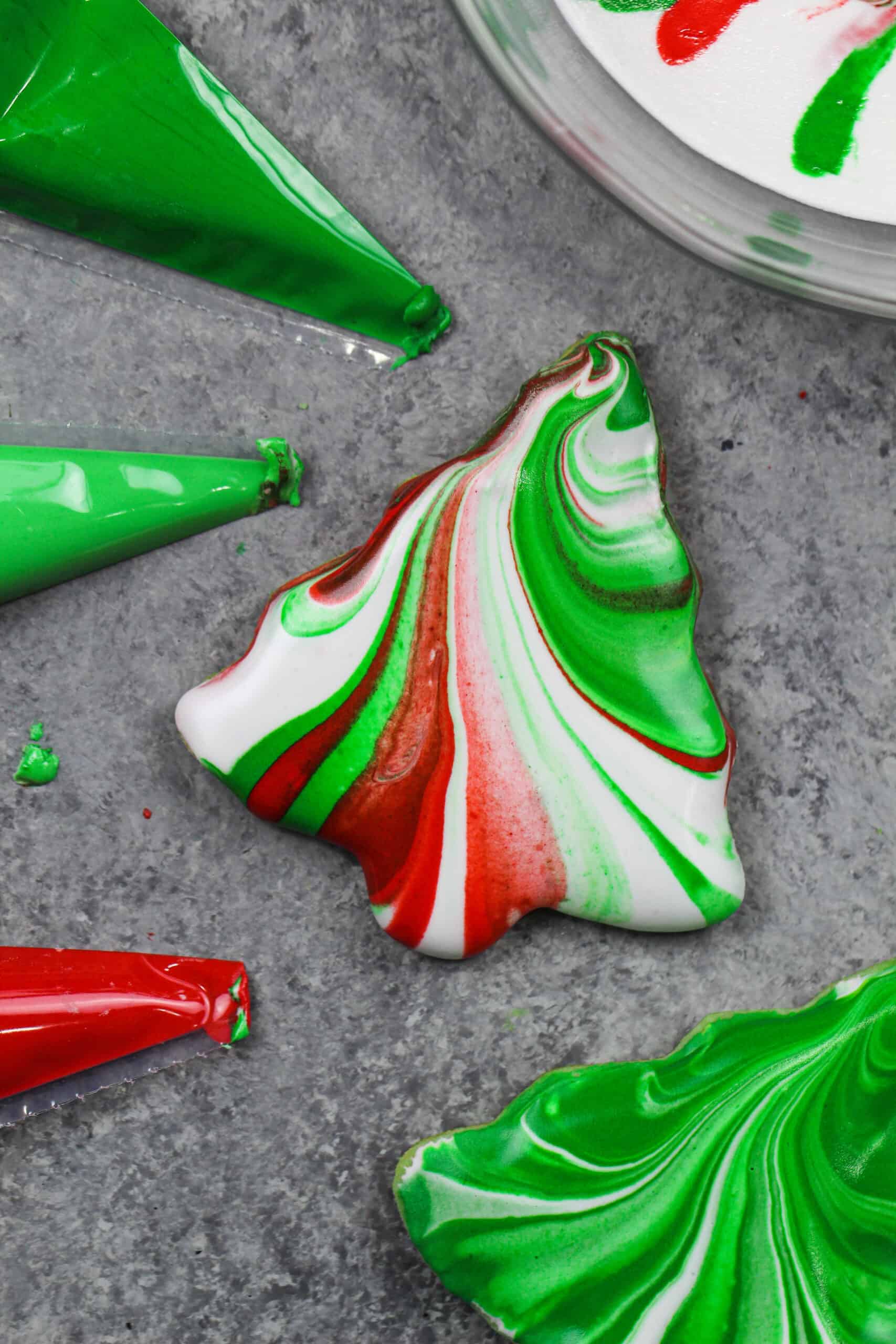 用柔软和耐嚼的奶油奶酪饼干制成的大理石糖饼干的图像，上面撒上旋转的皇家糖霜