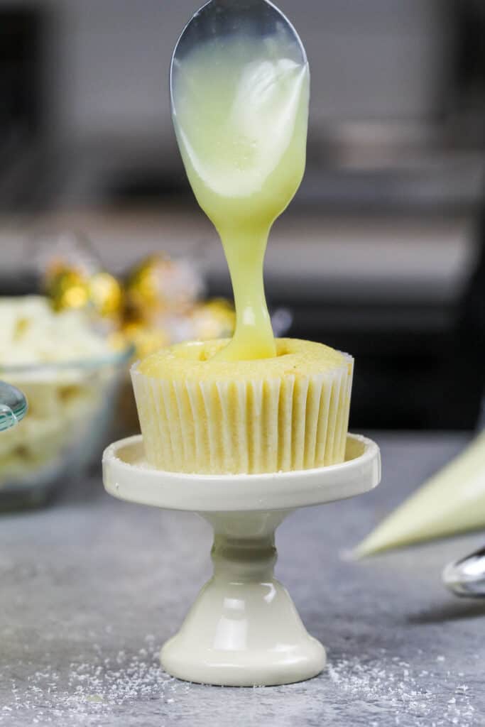 被填装有白色巧克力ganache的白色巧克力杯形蛋糕的图象